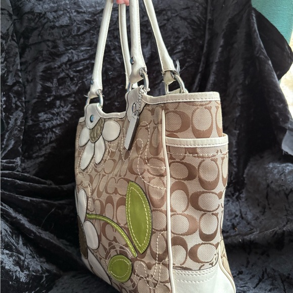 2009 Rare Coach Signature Bleecker Daisy Tote🌼 - Picture 3 of 5